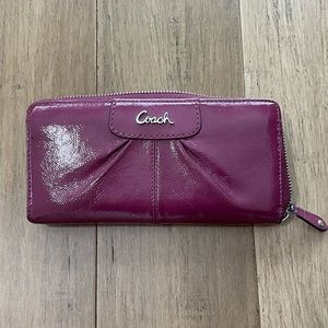🍇 Coach patent leather purple wallet